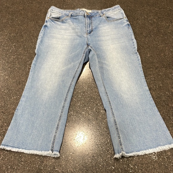 Jean Capris - Picture 4 of 7